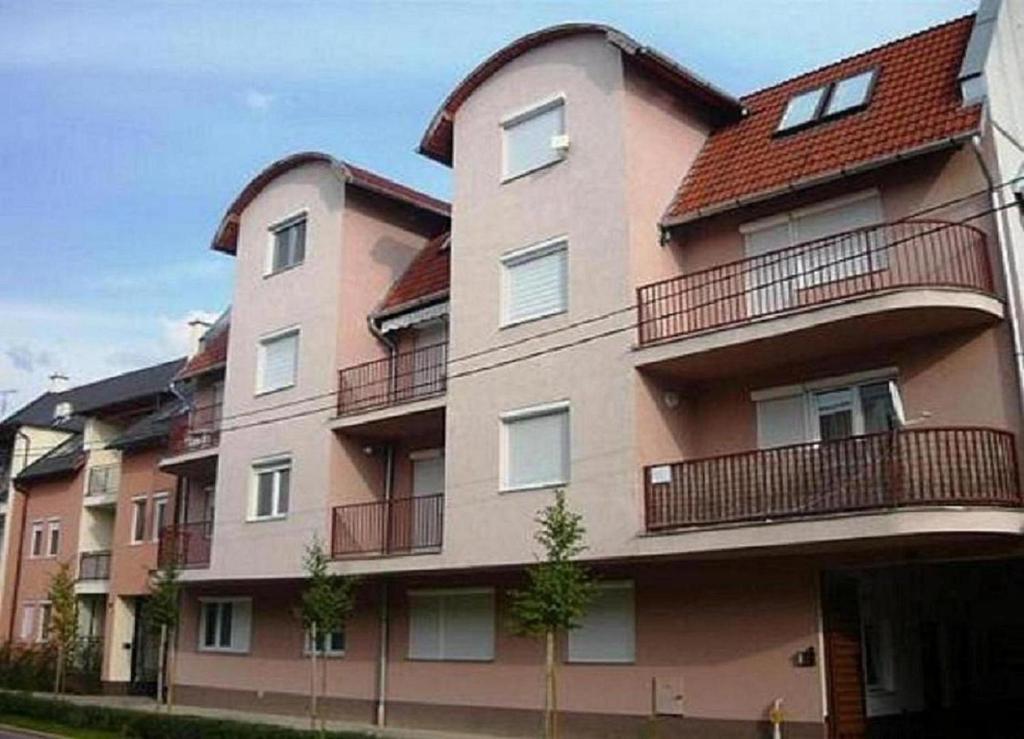 דירות Hajdúszoboszló Margit Apartman מראה חיצוני תמונה